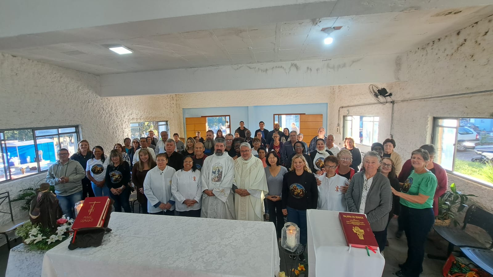 Fiéis reunidos no início da celebração